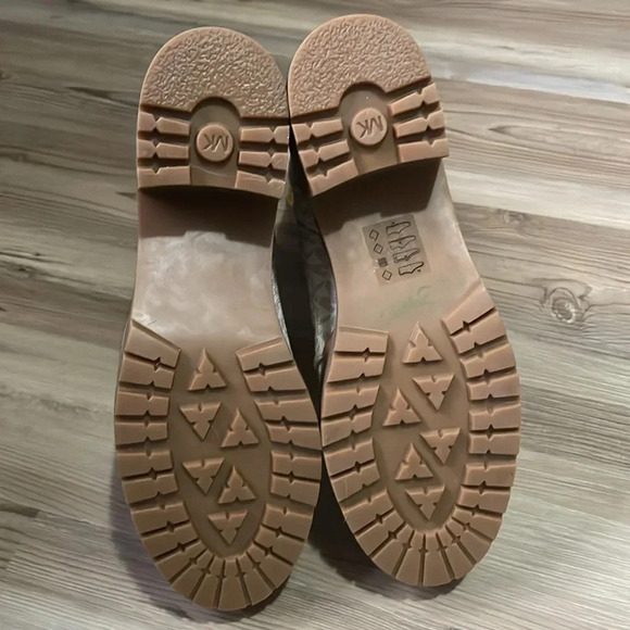 Michael Kors Corey Logo Combat Boot cream & tan Womens size 7.5 Ankle Bootie - Picture 13 of 14